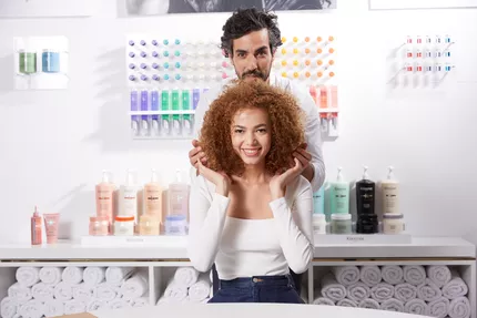 Tratamento para cabelos coloridos cacheados Chroma Absolu no salao