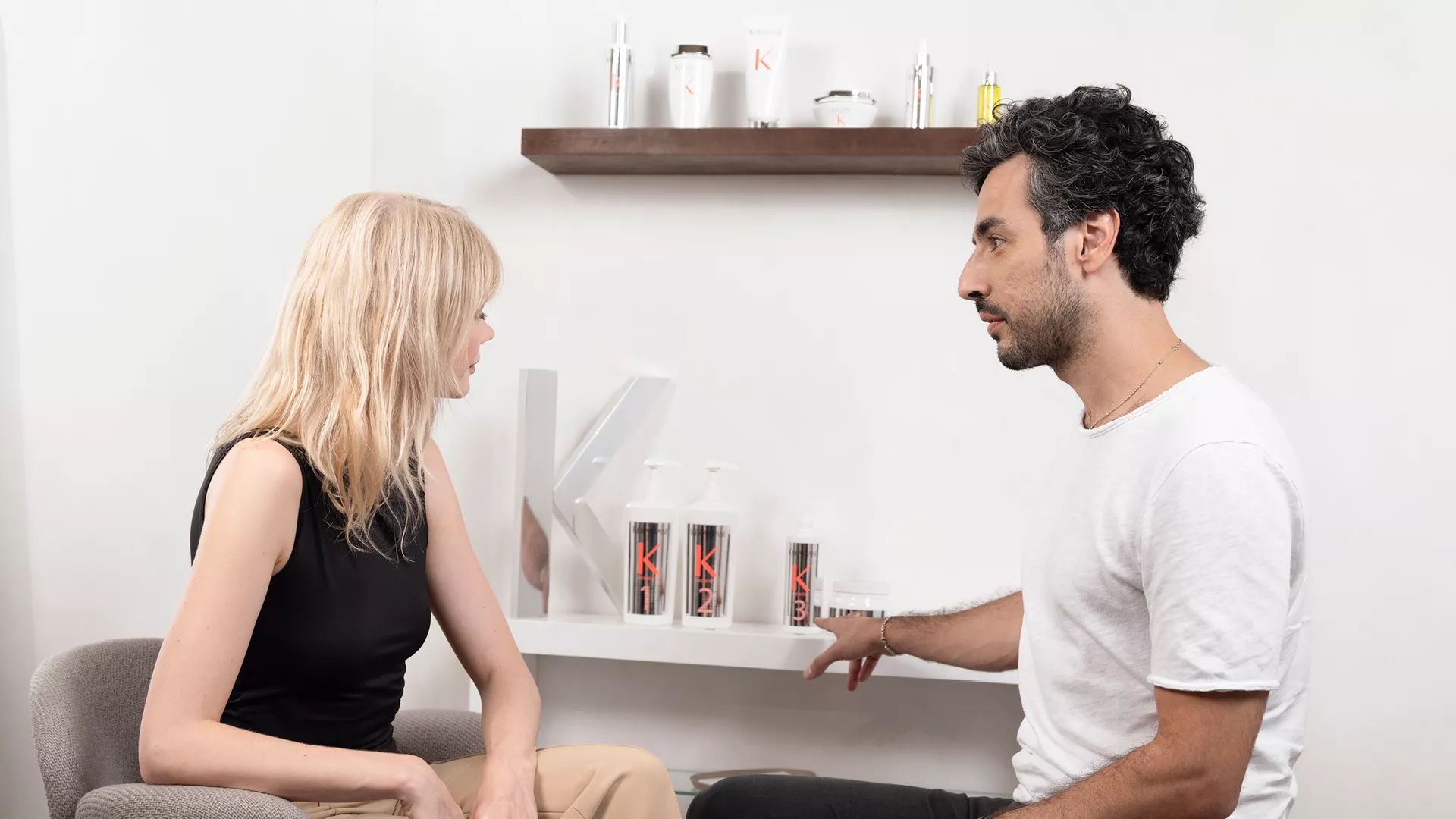 Cabelos brilhantes com o Tratamento de Keratinizacao no salao