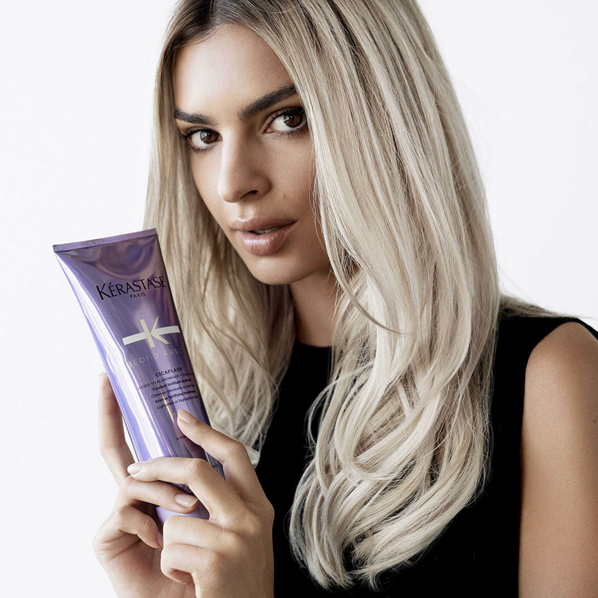 Emily Ratajkowski com o condicionador para cabelos loiros
                        Kerastase Blond Absolu Cicaflash