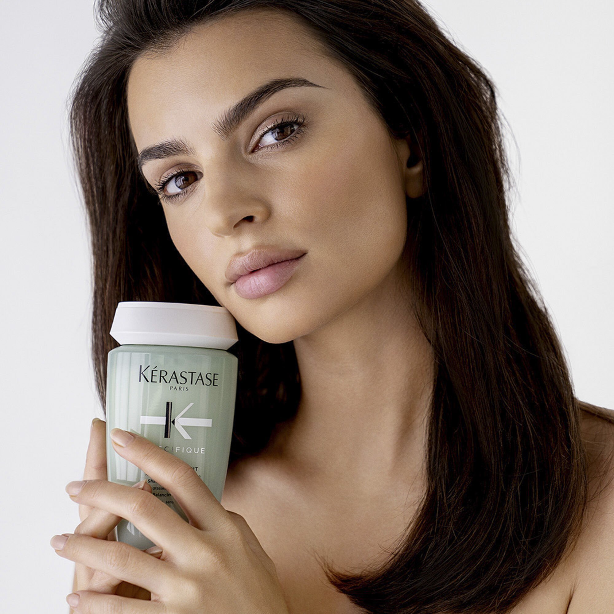  Emily Ratajkowski com o Shampoo Kerastase Specifique Bain Divalent