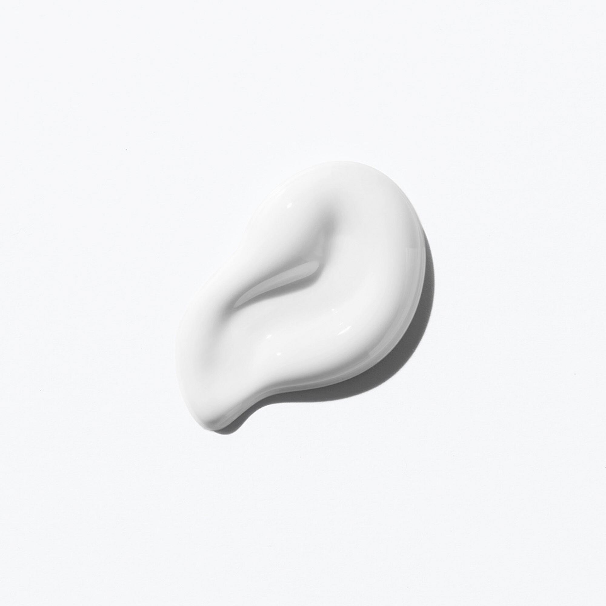 Leave-in Kerastase Curl Manifesto Creme de Jour Fondamentale  com textura em creme