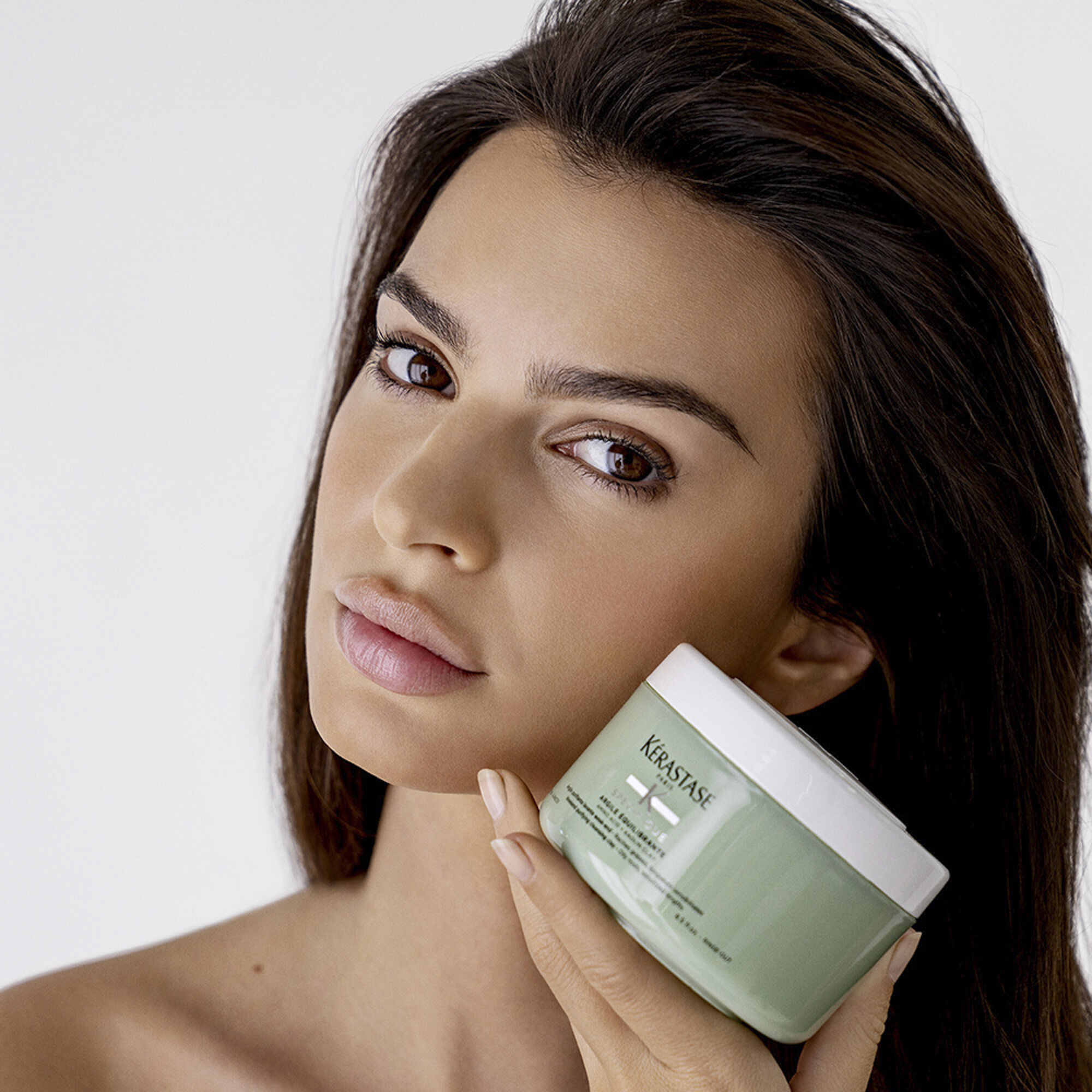 Emily Ratajkowski com o Shampoo Kerastase Specifique Argile Equilibrante