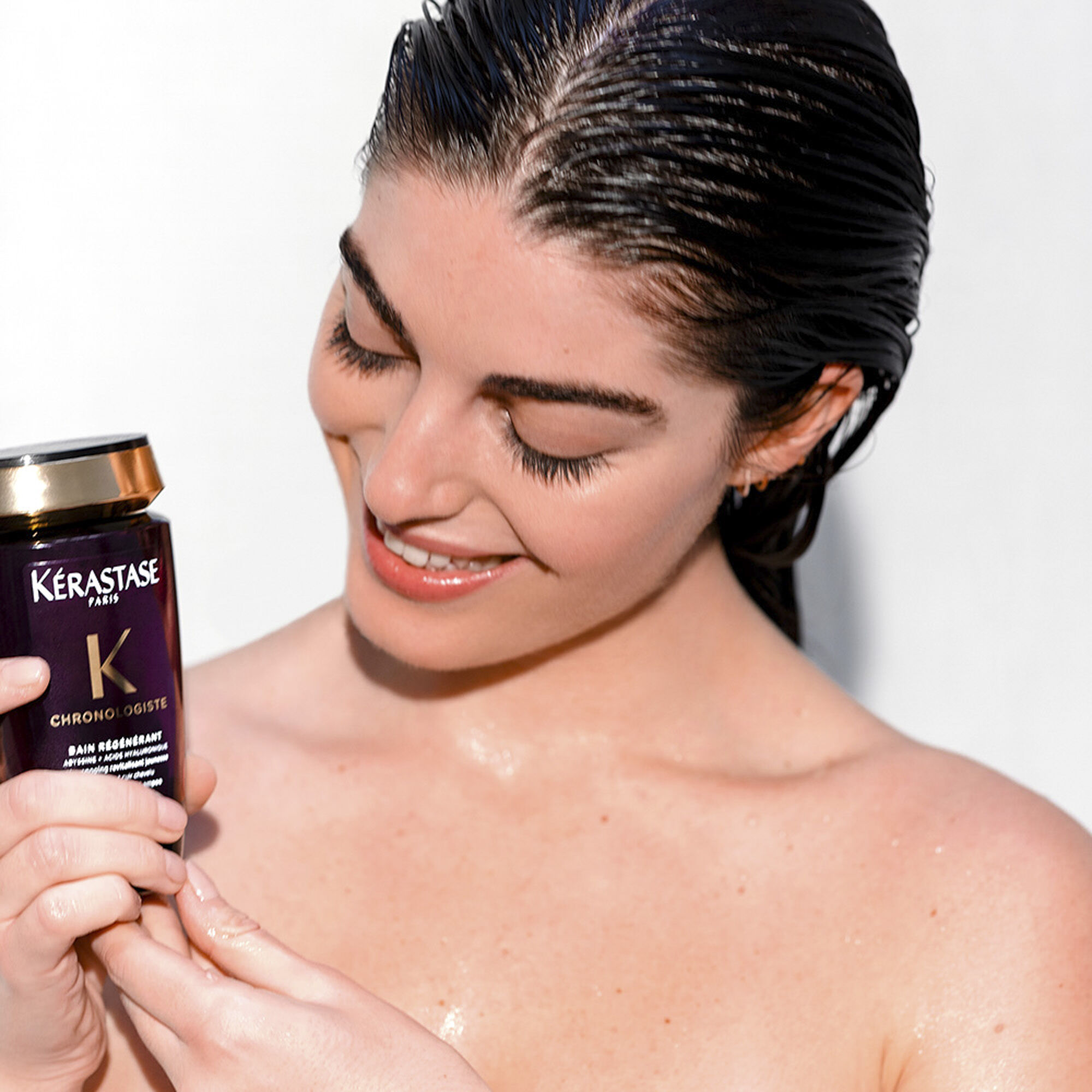 Clara Ruth Atlan com Shampoo Kerastase Chronologiste Bain Regenerant