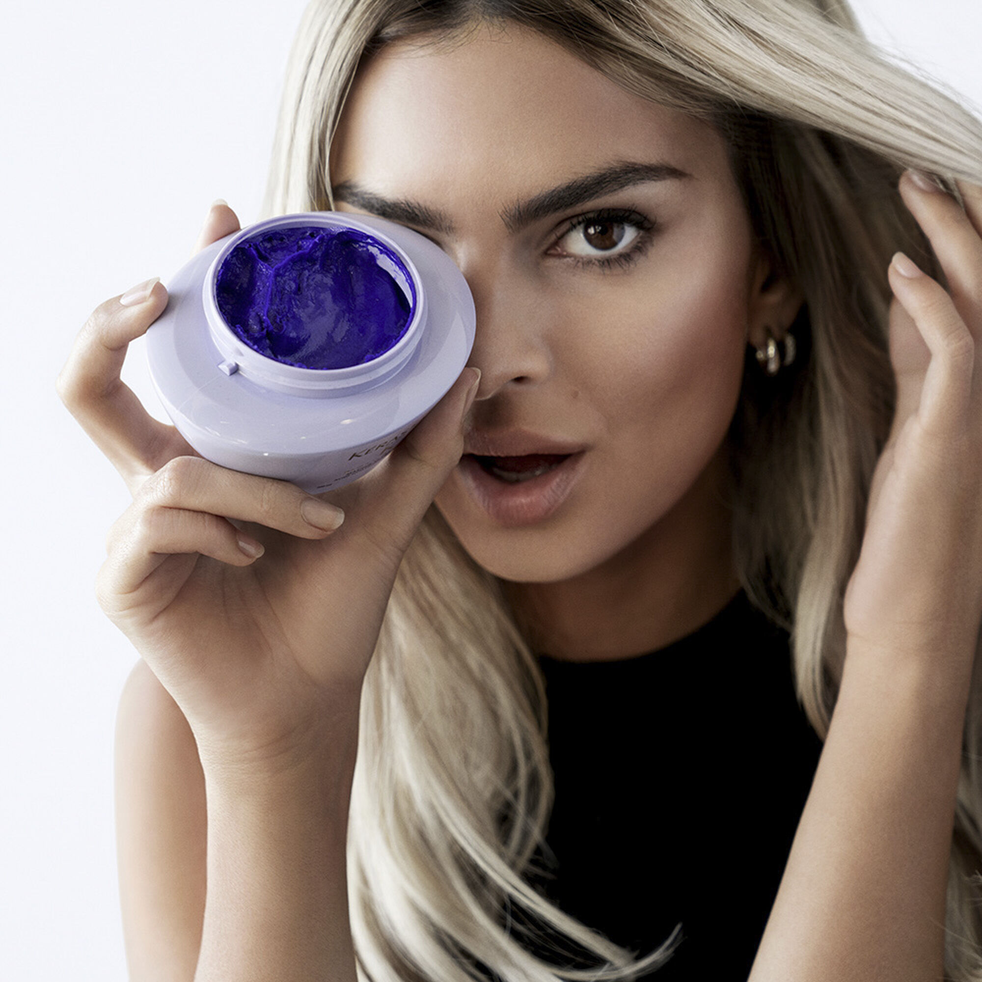 Emily Ratajkowski com a Mascara matizadora roxa para
                        cabelos loiros Kerastase Blond Absolu Ultra-Violet