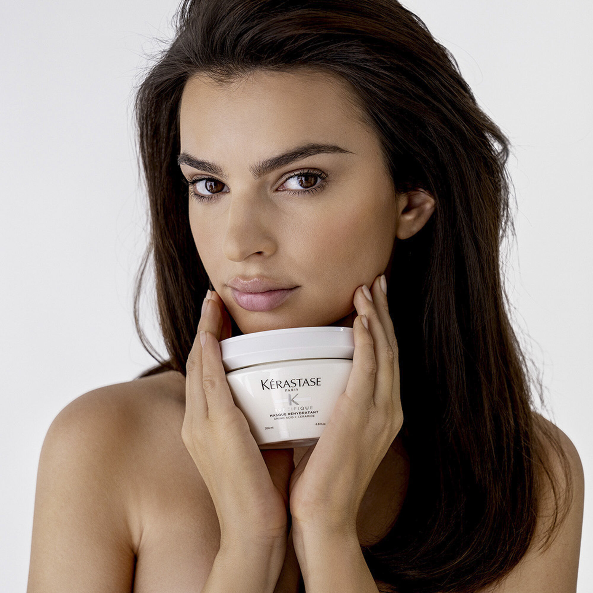 Emily Ratajkowski com a Mascara Kerastase Specifique Rehydratant