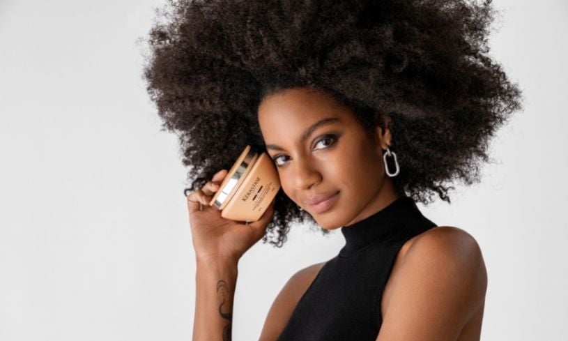 Embaixadora Kérastase Ebonee Davis fala sobre a coleção Curl Manifesto