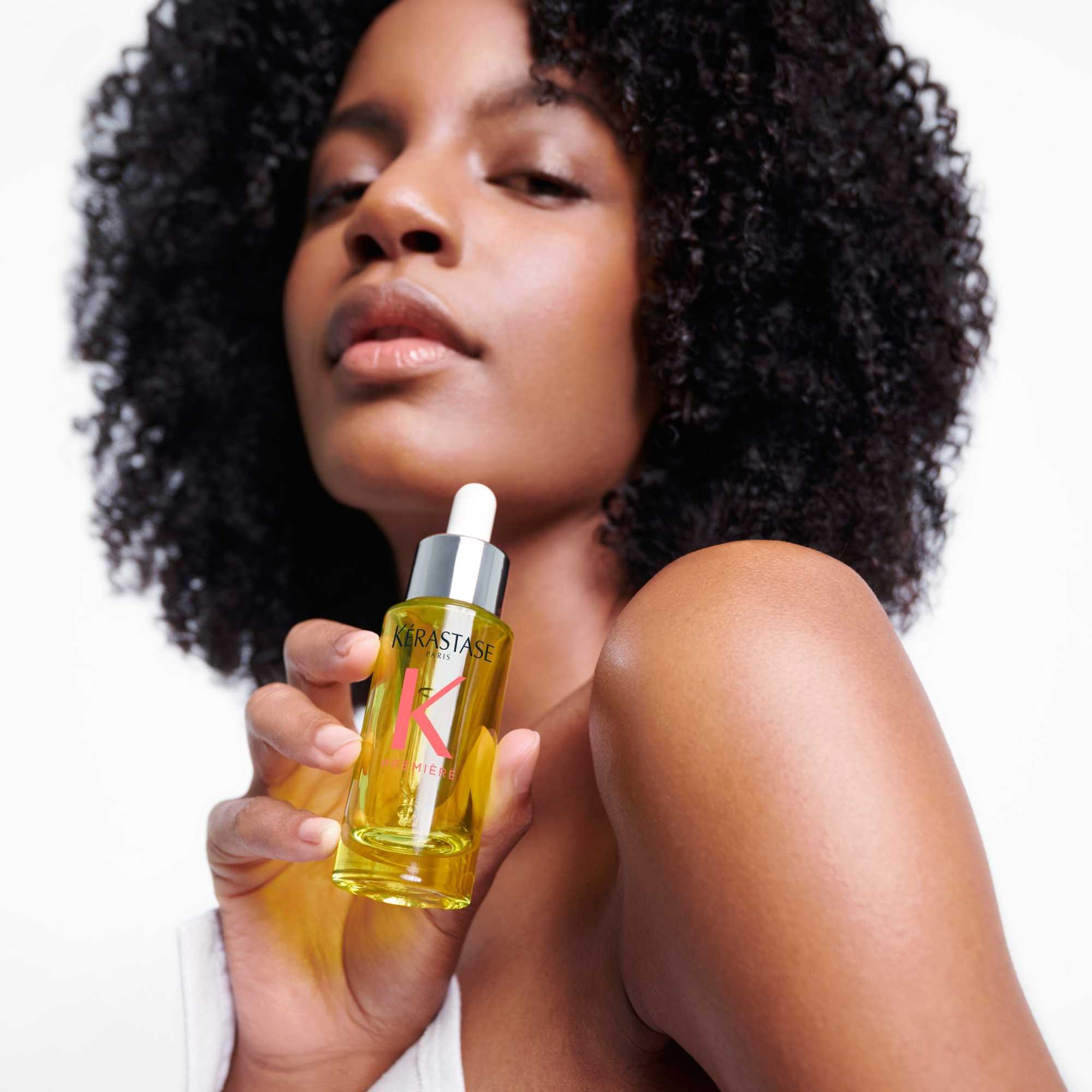 Kérastase Ebonee Davis e Première Huile Gloss para cabelos danificados Kérastase Ebonee Davis e Première Huile Gloss para cabelos danificados
