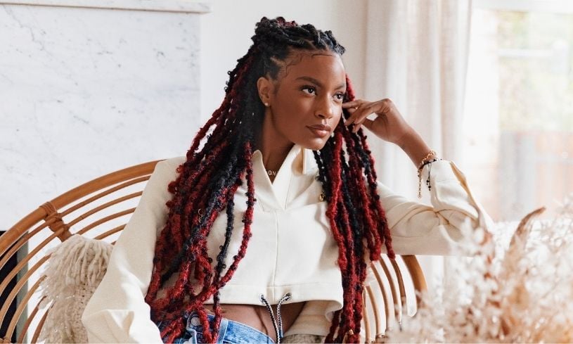 Cabelo cacheado da Embaixadora Kérastase Ebonee Davis
