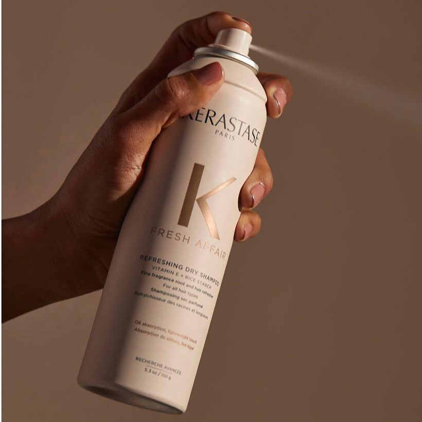 O brilho do sebo faz com que o cabelo pareça sem brilho. O uso do shampoo a seco Fresh Affair absorve o excesso de oleosidade do couro cabeludo e do cabelo para uma fácil renovação.