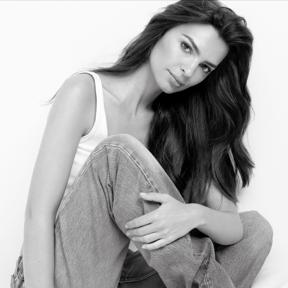Emily Ratajkowski mostra seu lindo cabelo saudável e brilhante.