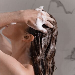 Dicas Kérastase para proteger da água corrente – descalcificar com shampoo a seco