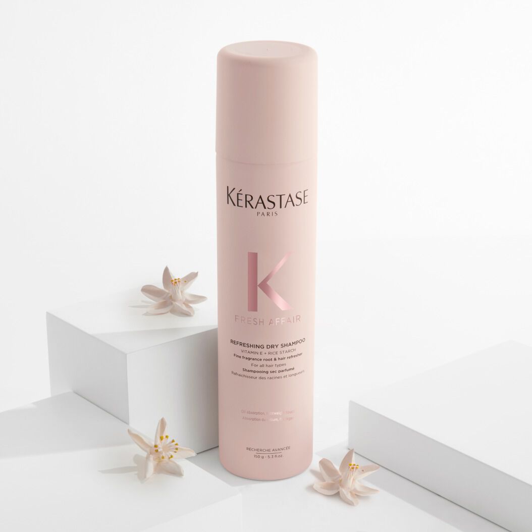 Shampoo Fresh Affair confere volume e textura aos cabelos sem brilho O Shampoo a Seco Fresh Affair não apenas absorve a oleosidade, mas também dá volume e textura aos cabelos sem brilho.